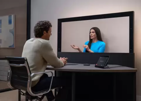 Videollamadas inmersivas con gestos y contacto visual realista.