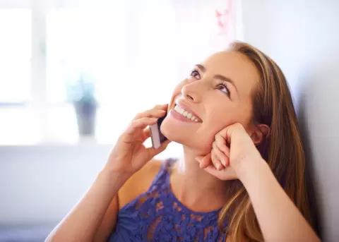 El cerebro prefiere escuchar voces humanas antes que leer mensajes.