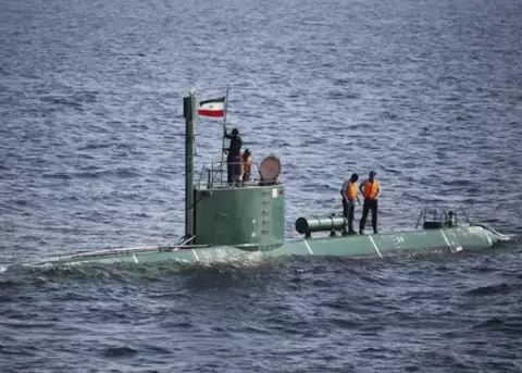 Un submarino iran� navega por el Estrecho de Ormuz.