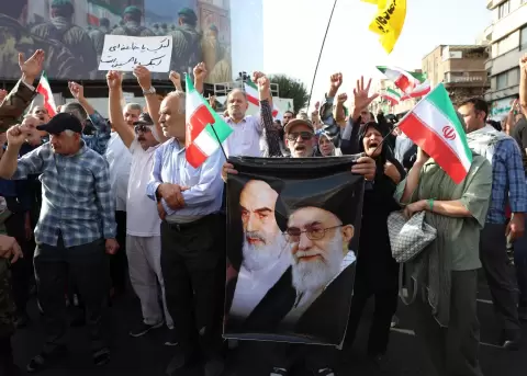Un manifestante sostiene una pancarta de los l�deres supremos iran�es Ali Jamenei (D) y el difunto Ruhollah Jomeini (I) en una protesta en Teher�n.