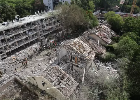 Equipos de emergencia israel�es trabajan en el sitio del ataque con misiles iran�es contra un complejo residencial en Tel Aviv, Israel, el 22 de junio