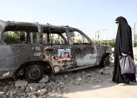 Vista de una mujer que observa la destrucci�n de un ataque de Israel en Teher�n, capital de Ir�n, este 23 de junio de 2025.