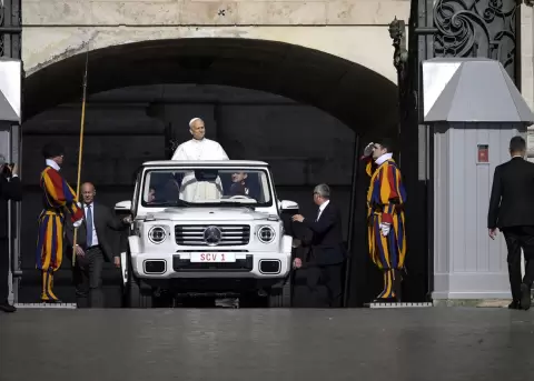 El papa Le�n XIV llega para dirigir la audiencia general semanal en la Plaza de San Pedro, Ciudad del Vaticano, el 25 de junio de 2025.