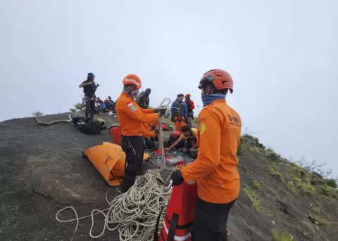 Equipos de rescate de Indonesia durante las labores de b�squeda de una turista brasile�a.