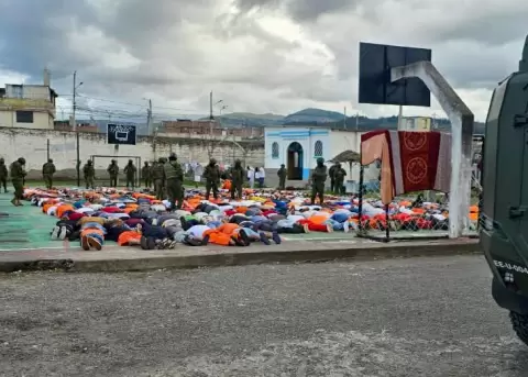 Polic�as y militares allanan la c�rcel de Riobamba, en Chimborazo, este 25 de junio de 2025.