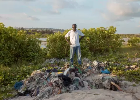 Marcas del Reino Unido vierten toneladas de textiles t�xicos en Ghana.