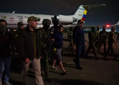 Los ministros de Defensa e Interior, Gian Carlo Loffredo y John Reimberg, junto a alias 'Fito'.