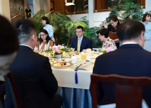 El presidente Daniel Noboa, durante un desayuno con empresarios chinos.