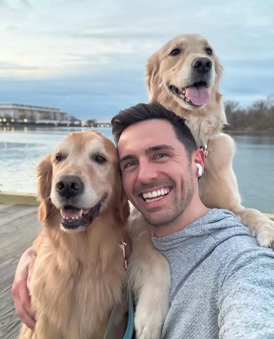 Kevin ama pasar tiempo junto a sus mascotas.