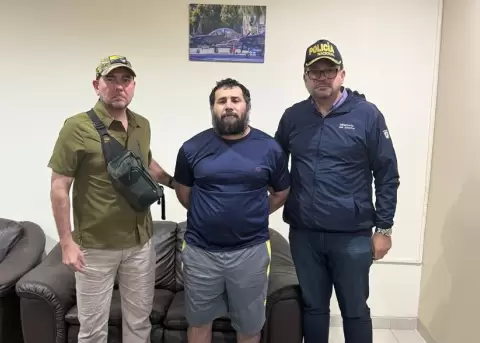 Gian Carlo Loffredo, ministro de Defensa; Adolfo 'Fito' Mac�as, cabecilla de Los Choneros; y, John Reimberg, ministro del Interior.