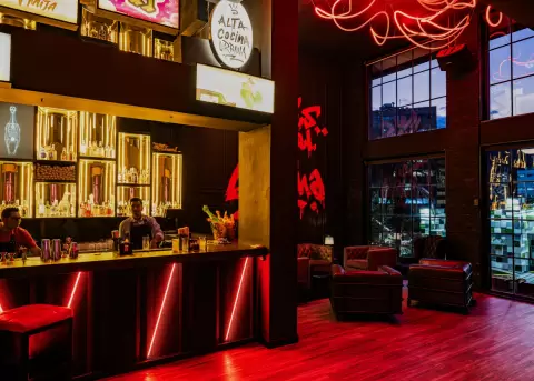 Crezta: la nueva experiencia gastron�mica que revoluciona la manera de comer pollo en Quito.