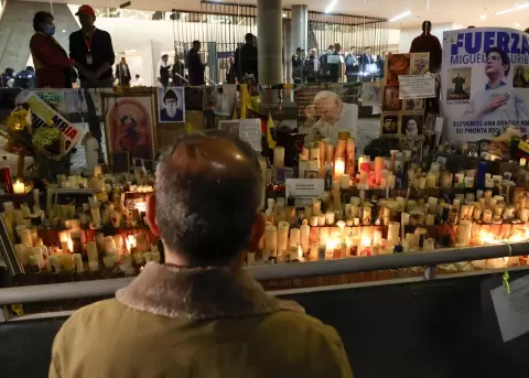 Una persona observa un altar en honor al senador Miguel Uribe Turbay, en la Fundaci�n Santa Fe de Bogot�, en donde se encuentra hospitalizado.