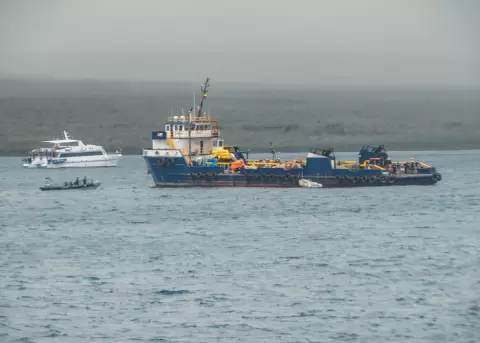 Momentos en que tratan de retirar una embarcaci�n de turismo en las islas Gal�pagos, la cual termin� hundi�ndose, el 28 de junio de 2025.
