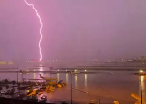 Los fuertes vientos en Atlanta provocaron la evacuaci�n de la mayor�a de los controladores a�reos de la torre de control el viernes por la noche.