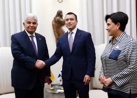 Jos� Ra�l Mulino, presidente de Panam�; Daniel Noboa, presidente de Ecuador; y, Gabriela Sommerfeld, canciller ecuatoriana.