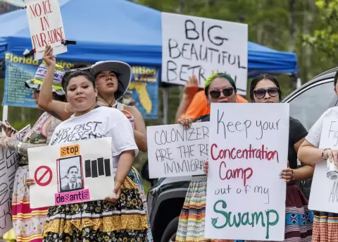 Activistas en la protesta 'Stop Alligator Alcatraz' frente a la entrada del Aeropuerto de Entrenamiento y Transici�n Dade-Collier en Ochopee, Florida.