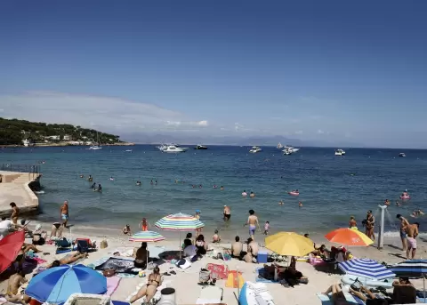 La ola de calor que atraviesa Francia dejar� este lunes temperaturas m�ximas de entre 37 y 40 grados en la mayor parte del pa�s.