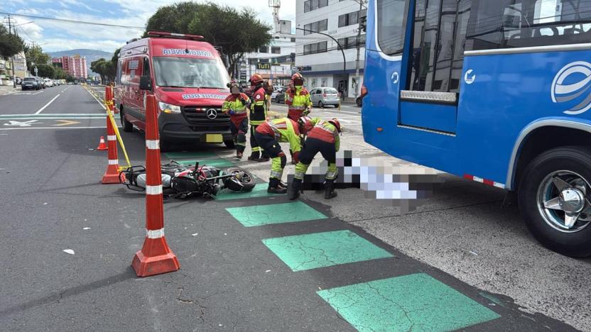 Un motociclista pierde la vida tras impactar contra un bus - Notimundo
