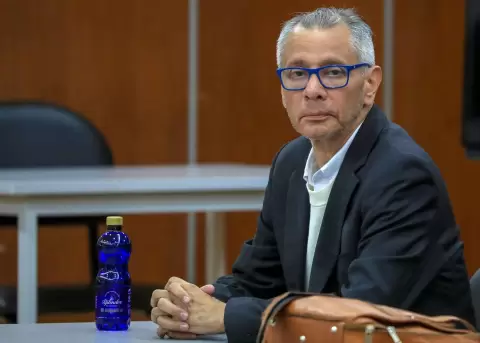 El exvicepresidente de Ecuador Jorge Glas asiste a la sala de audiencias este lunes, en la Corte Nacional de Justicia en Quito (Ecuador).