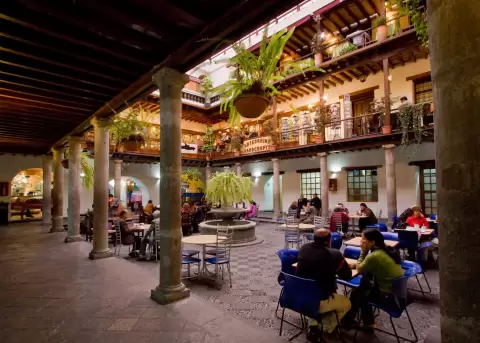 Patio interior del Palacio Arzobispal, con caf�s y restaurantes, en el Centro Hist�rico de Quito.