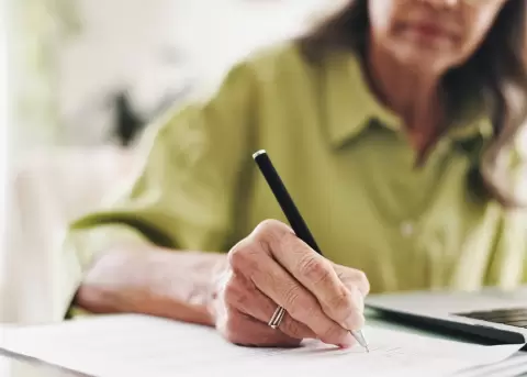 Aunque la edad legal de jubilaci�n se mantiene, la ley s� eleva la edad m�nima para recibir la compensaci�n econ�mica por jubilaci�n voluntaria.