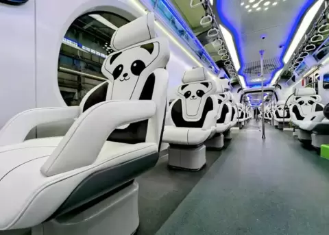China lanz� un tren con tem�tica de oso panda para rendir homenaje a este animalito.