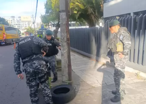 La Polic�a Nacional confirm� la presencia de un artefacto explosivo sobre una acera de la avenida Eloy Alfaro y Portugal.