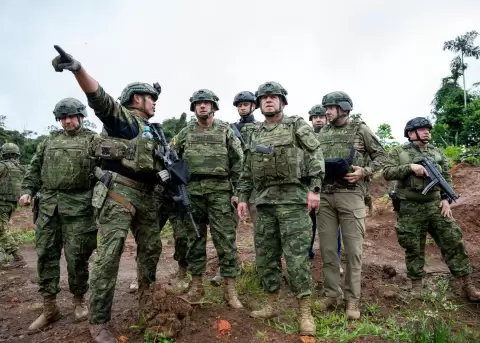 El ministro de defensa, Gian Carlo Loffredo (2-i), recorre junto a integrantes del ejercito ecuatoriano este el sector de Alto Punino.