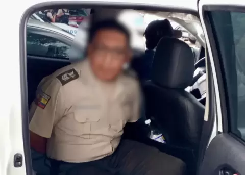 Polic�as y civiles est�n implicados en una trama de venta de armas a organizaciones criminales.