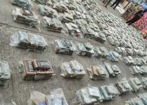 Incautan tres toneladas de coca�na ocultas en hacienda de Chong�n