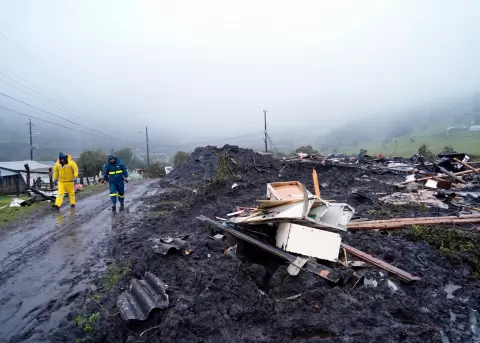 'Cuando vi a mi familia correr por el aluvi�n fue lo peor': moradores del valle de El Tambo, en Quijos, dejan zona de desastre