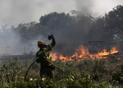 Un nuevo incendio cerca de Atenas (Grecia) obliga a ordenar la evacuaci�n de tres poblaciones.