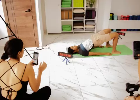 Ecuatoriano Jos� Andr�s Montiel bate r�cord Guinness mundial en yoga.