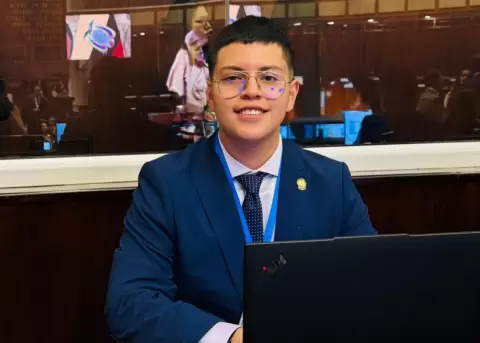 Dominique Serrano, asamble�sta por ADN, fue captado dibujando durante una sesi�n de la Legislatura.