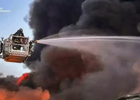 Rescatistas ucranianos trabajando en el lugar de un bombardeo en Kiev. EFE/EPA/State Emergency Service.