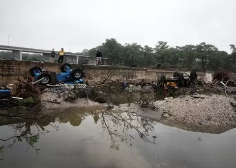 Un grupo de personas fue captado este s�bado, 5 de julio, al observar los estragos que dej� la crecida del r�o Guadalupe en Kerrville (Texas, EE.UU.).