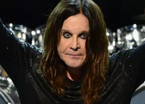 El legendario Ozzy Osbourne se despidi� de los escenarios reuniendo a su banda Black Sabbath.