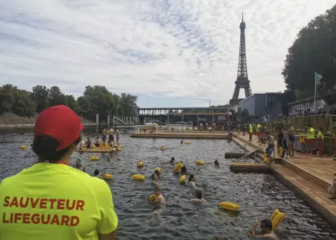 Par�s abre el Sena al ba�o tras hist�rica limpieza ambiental.
