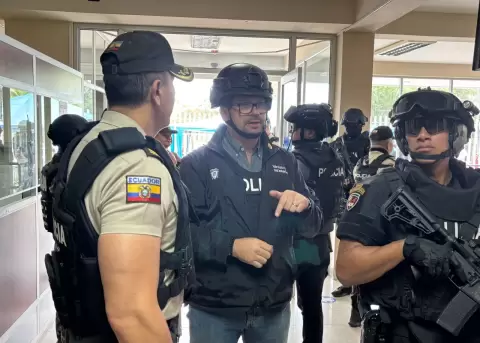 El Bloque de Seguridad interviene en la Agencia de Tr�nsito de Manta.