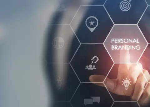 La autenticidad, combinada con estrategia y el uso inteligente de la IA, es clave para destacar en redes sin perder tu esencia.