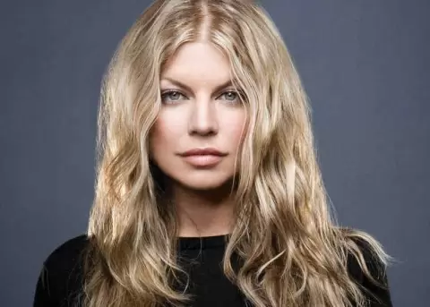 Fergie deja su ausencia del mundo de la m�sica para hacer una reinterpretaci�n sat�rica de su �xito "London Bridge".