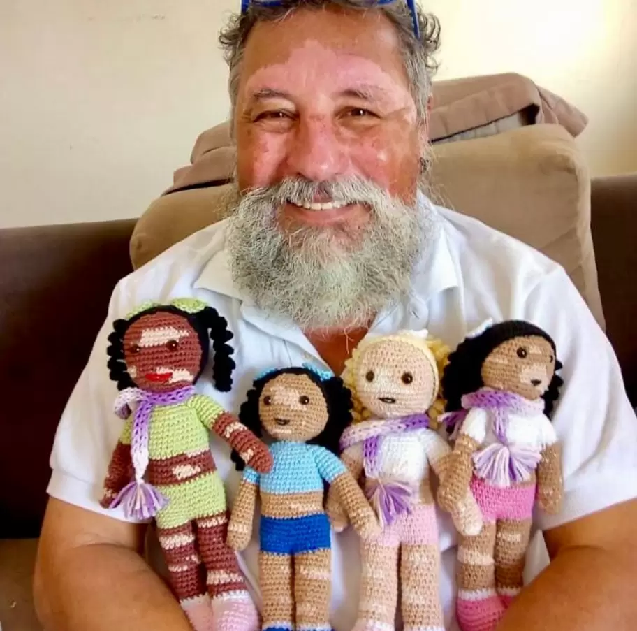 Joao pasa largas horas fabricando sus mu�ecos.