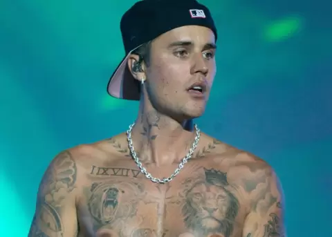 Las fotos de promoci�n de Swag fueron realizadas por Renell Medrano, y muestran tanto al cantante como a Hailey Bieber y su hijo.