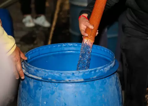 Epmaps habilita cinco hidrantes para abastecer de agua potable a ciudadanos en el sur de Quito