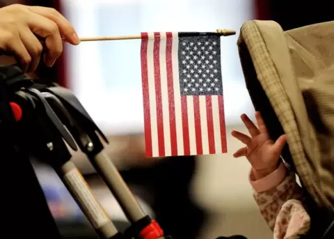 Juez emite nuevo bloqueo nacional contra decreto de Trump que busca acabar con la ciudadan�a por nacimiento.