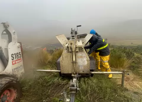Tras dos d�as de trabajo ininterrumpido, ya se ha retirado el 45% del lodo que cubr�a la tuber�a en el Antisana