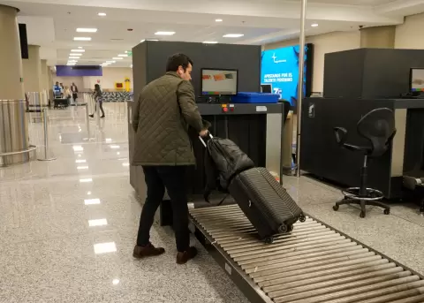 Pasajeros con bienes de alto valor deber�n declarar su ingreso o salida del pa�s