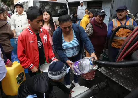 La crisis por la rotura de una tuber�a mantiene a m�s de 210 barrios sin agua potable.