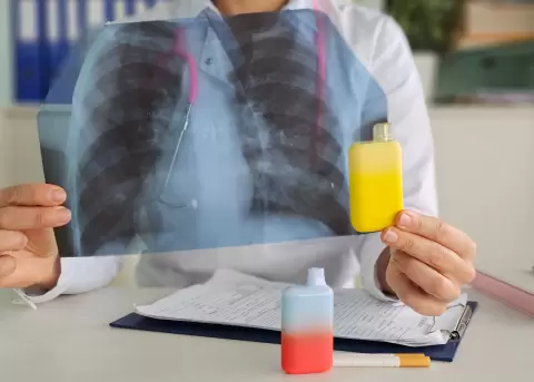 Aunque se cree menos da�ino que fumar, el vapeo tambi�n afecta la salud respiratoria y cardiovascular.