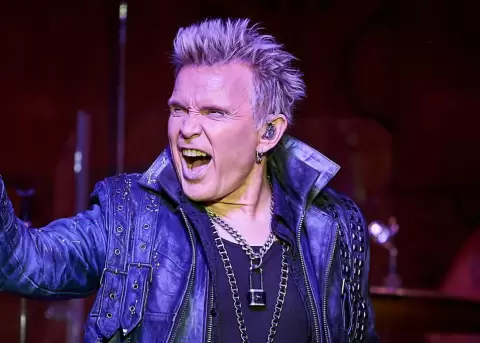 El �lbum "Dream Into It" fusiona guitarras intensas y sintetizadores, mostrando la reinvenci�n de Billy Idol.